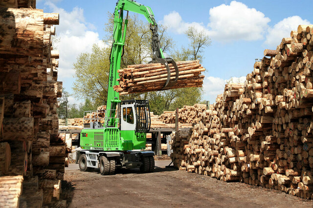 Sennebogen-Umschlagbagger-730-E-Holzumschlag-Pick-Carry-Boehrer